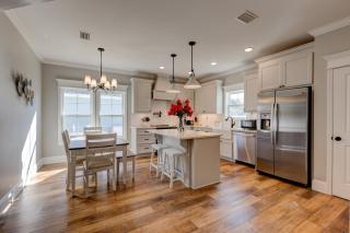 Stunning Waterfront Retreat Spacious 4Br2Ba Home - 9