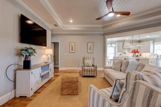 Stunning Waterfront Retreat Spacious 4Br2Ba Home - 8