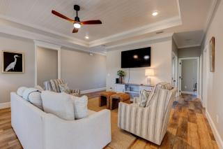 Stunning Waterfront Retreat Spacious 4Br2Ba Home - 6