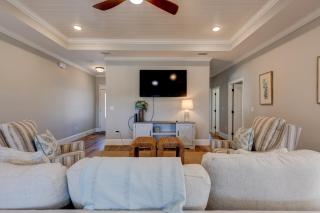 Stunning Waterfront Retreat Spacious 4Br2Ba Home - 5