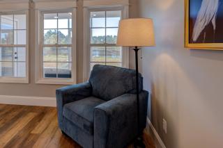 Stunning Waterfront Retreat Spacious 4Br2Ba Home - 4