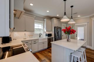 Stunning Waterfront Retreat Spacious 4Br2Ba Home - 2