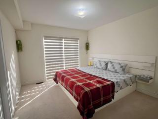 Modern 4Bedroom Retreat I 2Car Parking I Steps from the Ajax Waterfront - 8