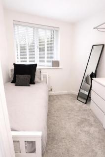 Modern 4BR Home - Free Parking - Sleeps 6 - Garden - 8