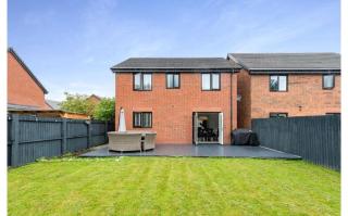Modern 4BR Home - Free Parking - Sleeps 6 - Garden - 3