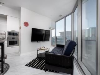 A Welcoming Modern 2 Bedroom Condo Great City Views in Downtown Toronto - 7