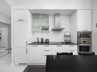 A Welcoming Modern 2 Bedroom Condo Great City Views in Downtown Toronto - 5