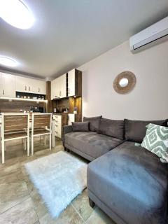 Stylish Central Apartment with Free Parking by ApartMAX - 0