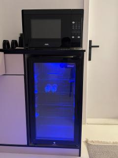 جناح من غرفة وصالة بتصميم هادئ و دخول ذكي - 9