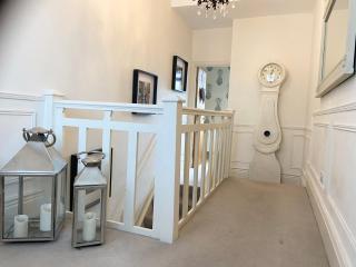 Immaculate Newcastle home close to city - 4
