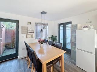 Ensuite Room near Hanley City Centre & Free WiFi - 2