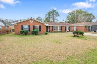 Spacious Backyard • Alfresco Dining • Pet Friendly - 4