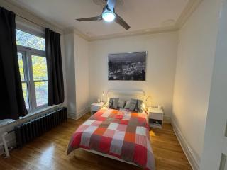 Duplex top two minutes from Sherbrooke Street - 5