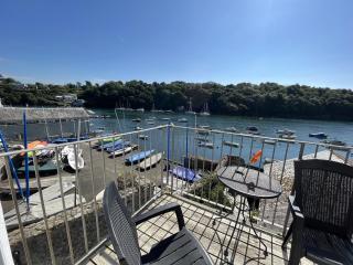 Seasteps waterside location on the river fowey - 0