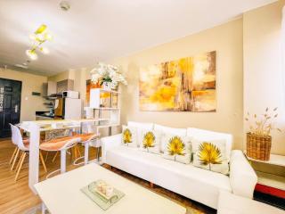 2BR with Balcony Free use Pool, Gym, Bball, Netflix - 3