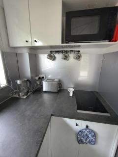 Private Detached Studio - close to St Vincent Hospital & city - 3