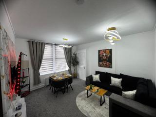 Modern 2 Bedroom Ground Floor Apartment in Dundee, Free Parking - 9