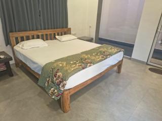 The Royal Ascot Holiday Home with private pool - Alibaug - 5