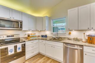 < 2 Mi to Navarre Beach: Group Home w/ Deck + Bar - 5