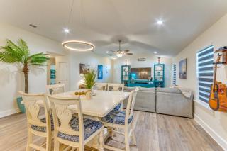 < 2 Mi to Navarre Beach: Group Home w/ Deck + Bar - 3