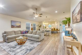 < 2 Mi to Navarre Beach: Group Home w/ Deck + Bar - 1