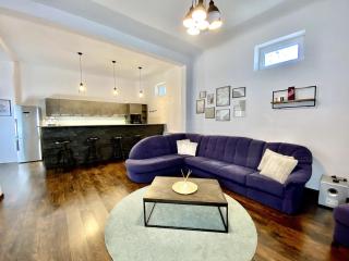 Ultra-central Spacious Home - 0