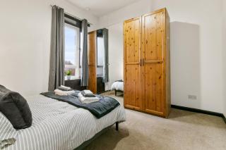 Free Parking - Sleeps 6 - 2 Bedrooms - Great Transport Links - 4