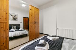 Free Parking - Sleeps 6 - 2 Bedrooms - Great Transport Links - 3