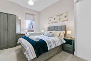 Free Parking - Sleeps 5 - 2 Bedrooms - Lovely Area - 5