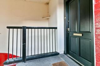 Free Parking - Sleeps 5 - 2 Bedrooms - Lovely Area - 1