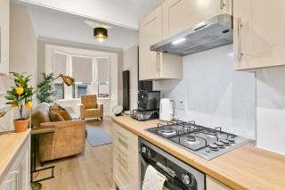 Free Parking - Sleeps 2 - 1 Bed Tenement - Renfrew - 4