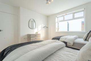 Free Parking - Sleeps 6 - 2 Bedroom - Central - 3