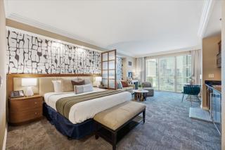 Stunning Balcony Strip View MGM Signature * Free Valet - 1