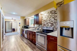 2BR Lake-View Home with Streaming, Board Games, AC - 6