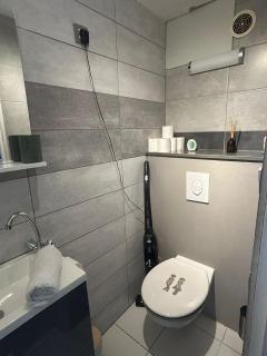Joli studio une pièce 15min à pied centre dEpinal 4 personnes grâce au canapé lit, parking privé gratuit et parking extérieur gratuit Machine à laver TV wifi machine à café linge de lit et serviettes fournis - 4