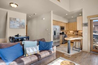 Urban Mountain Getaway & Alpenglow Chalet - 6