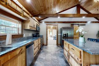 4 Mi to Dtwn Morganton! Family Retreat with Patio - 4