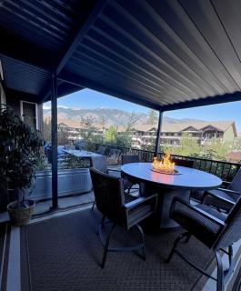 Lakeside luxury with hot tub and pool - 2
