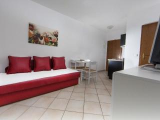 Apartment in Pjescana Uvala mit Garten- Grill by Interhome - 7