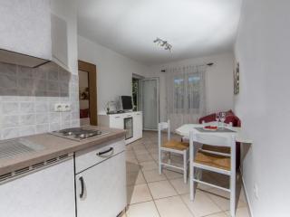Apartment in Pjescana Uvala mit Garten- Grill by Interhome - 6