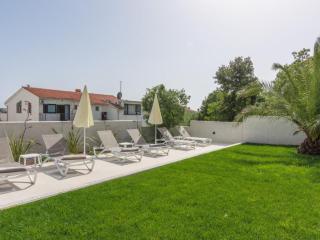 Apartment in Pjescana Uvala mit Garten- Grill by Interhome - 0