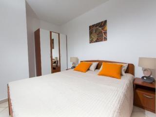 Apartment in Pjescana Uvala mit Garten- Grill by Interhome - 2