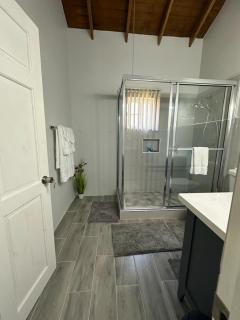 Serene Luxe 3BR Home Family Friendly MoBay Stay - 1