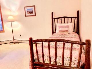 C7 Beautifully appointed slopesideCrawford Ridge end unit townhome with fireplaces, yard - 5