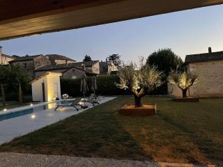 Villa moderne avec piscine privée et grand terrain en centre-ville - FR-1-382-208 - 1