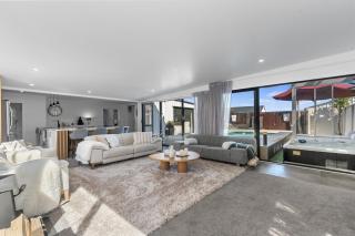 Sun Kissed Pool Villa - Mangawhai Holiday Home - 8