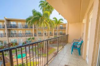 Cozy Family Retreat Steps to Beach Pool Hot apts - 6