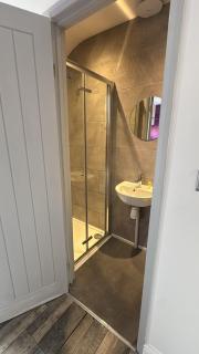 Next to USW 3 EnSuite Bed Home in Treforest - 4