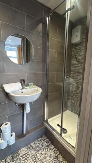 Next to USW 3 EnSuite Bed Home in Treforest - 1