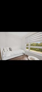 1 Bright Bedroom in Spacious Townhouse - 3